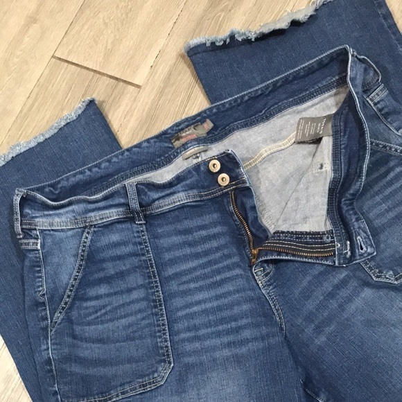 Torrid Mid-Rise Stretch Flare Leg Fray Hem Pork-chop Pocket Distressed Jeans - Picture 10 of 12